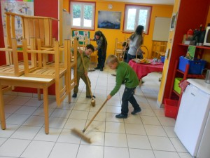 Balayage de la salle à manger après chaque repas