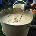 mélange mécanique de l'argile brut et de l'eau avant tamisage